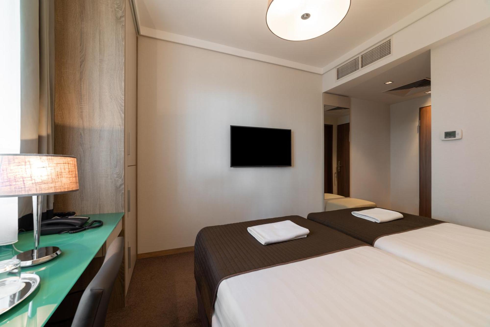 Hotel Pagony Wellness Ньиредьхаза Экстерьер фото