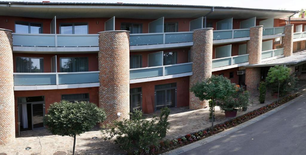 Hotel Pagony Wellness Ньиредьхаза Экстерьер фото