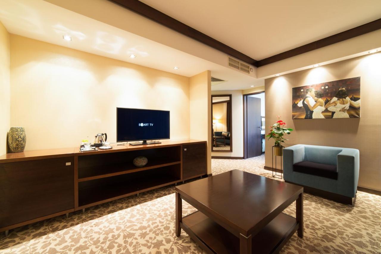 Hotel Pagony Wellness Ньиредьхаза Экстерьер фото