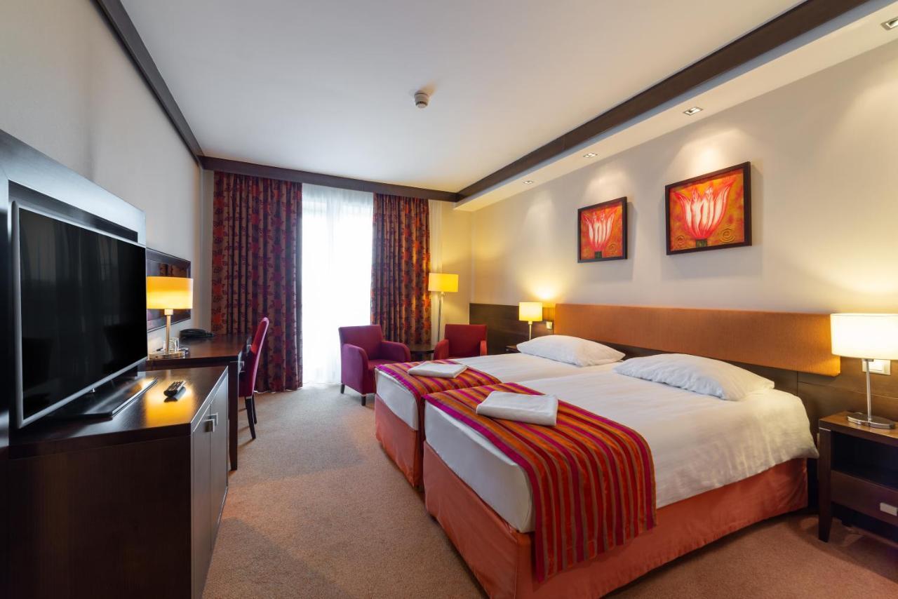 Hotel Pagony Wellness Ньиредьхаза Экстерьер фото