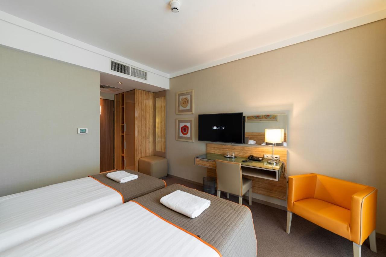 Hotel Pagony Wellness Ньиредьхаза Экстерьер фото